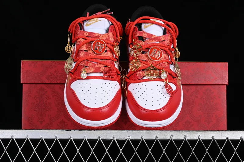All Categories Nk SB Dunk Series Nk SB Dunk Low Low-top Sneakers Nk Dunk Low 囍爱你 Red Embroidery Dragon and Phoenix Present Happy Decoration SB Strap Low-top Casual Wedding Shoes FD9762-061
